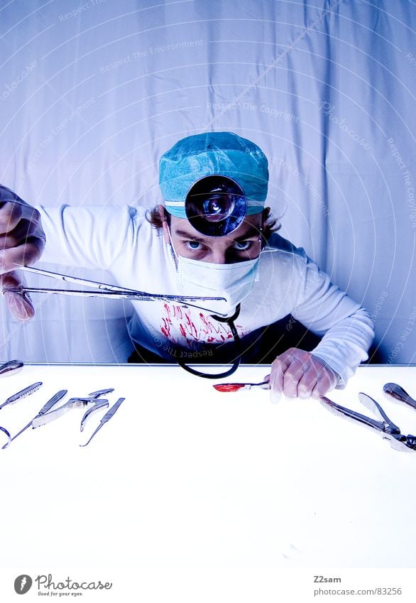 doctor "kuddl" - zange bitte! Zange klemmen Arbeitsunfall Arzt Krankenhaus Chirurg Skalpell Gesundheitswesen Mundschutz Spiegel Handschuhe Operation geschnitten