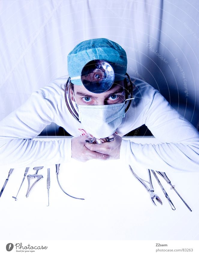 doctor "kuddl" - geklammert 2 Zange klemmen Arbeitsunfall Arzt Krankenhaus Chirurg Skalpell Gesundheitswesen Mundschutz Spiegel Handschuhe Operation geschnitten