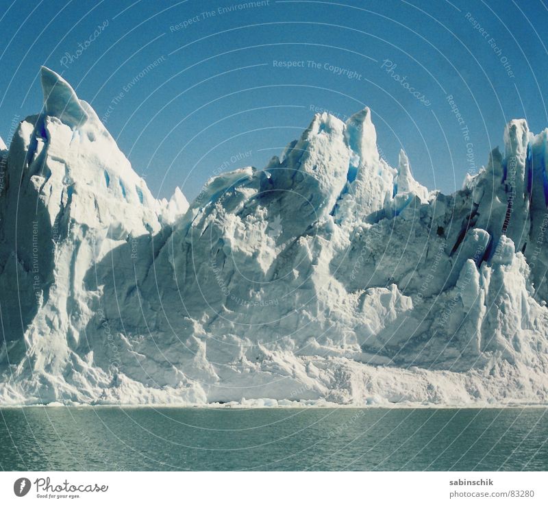 On the rocks Gletscher kalt frisch Argentinien Naturgewalt Schattenspiel Sauberkeit rein Eis Macht Umwelt Naturphänomene Südamerika hervorbrechen kalben blau