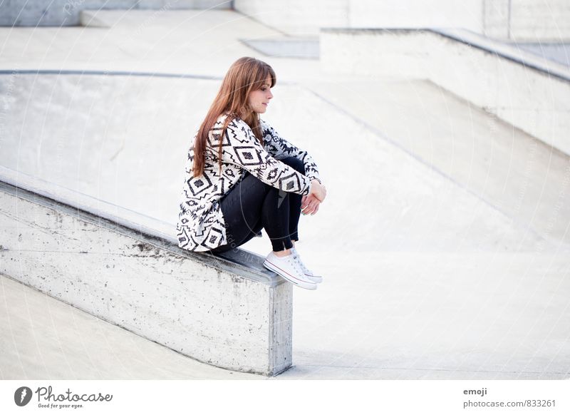 pattern feminin Junge Frau Jugendliche 1 Mensch 18-30 Jahre Erwachsene Mode trendy Stadt grau sitzen nachdenklich Farbfoto Gedeckte Farben Außenaufnahme