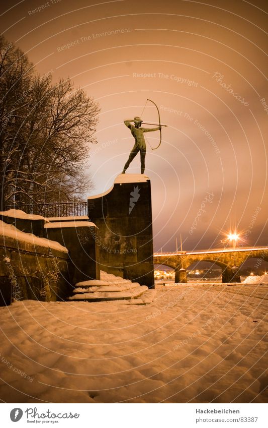 schütze Dresden Kultur Denkmal Nacht Statue schießen Wahrzeichen Schnee Bogen Bogenschütze Brücke
