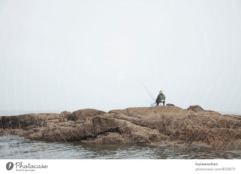 the fisherman, alone Mensch maskulin Mann Erwachsene 1 45-60 Jahre Natur Wasser Nebel Küste Meer See stein sitzen Gelassenheit ruhig Angeln Farbfoto