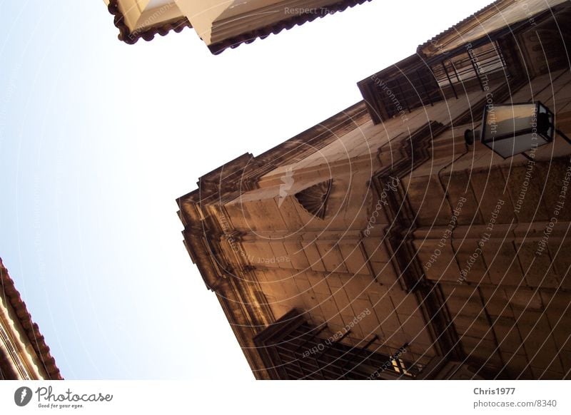 Kreuzung Barcelona historisch Mischung Perspektive Ecke alt Altbau Haus Froschperspektive