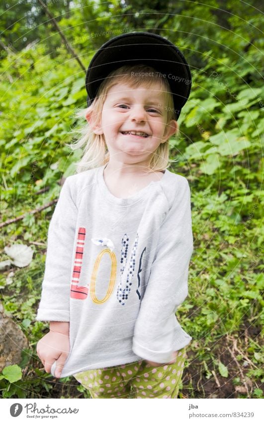 Happy Freude Kind Mensch feminin Kleinkind Mädchen 1 1-3 Jahre Pullover Hut Mütze lachen Glück Fröhlichkeit Lebensfreude Warmherzigkeit Kindheit grinsen