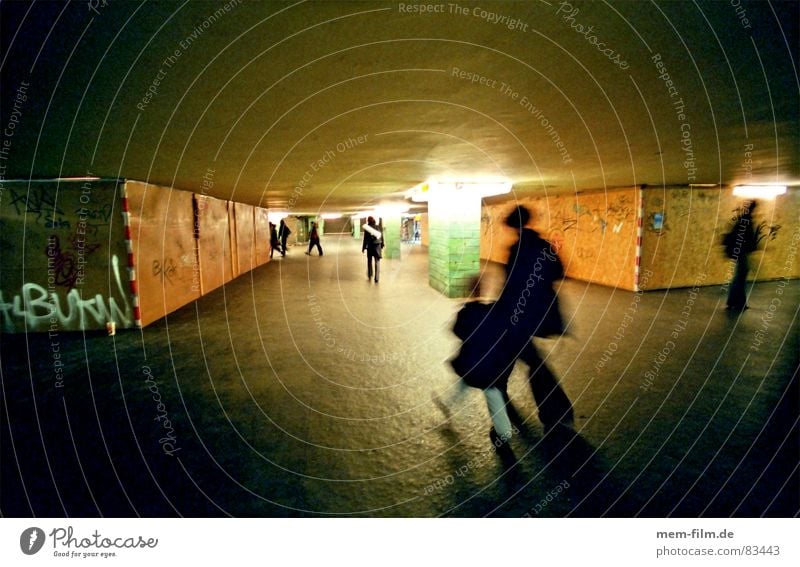 untergrund 1 Personenverkehr Untergrund U-Bahn Neonlicht Bauzaun Baustelle Berlin Bewegungsunschärfe Pendler Bahnhof unterirdisch Menschengruppe mutter und kind
