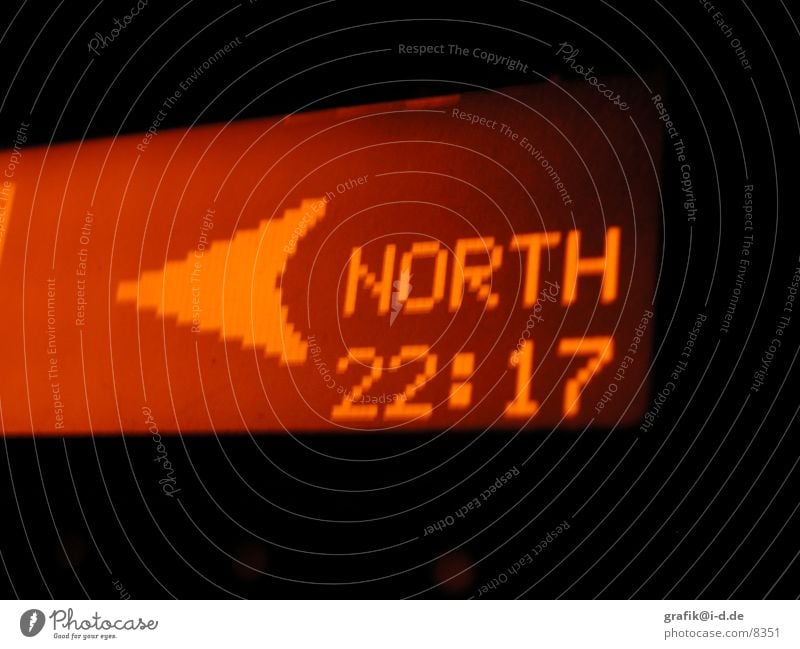 navigation Navigationssystem Orientierung Nacht Licht Verkehr Norden Digitalfotografie Lampe orange Anzeige Zeit