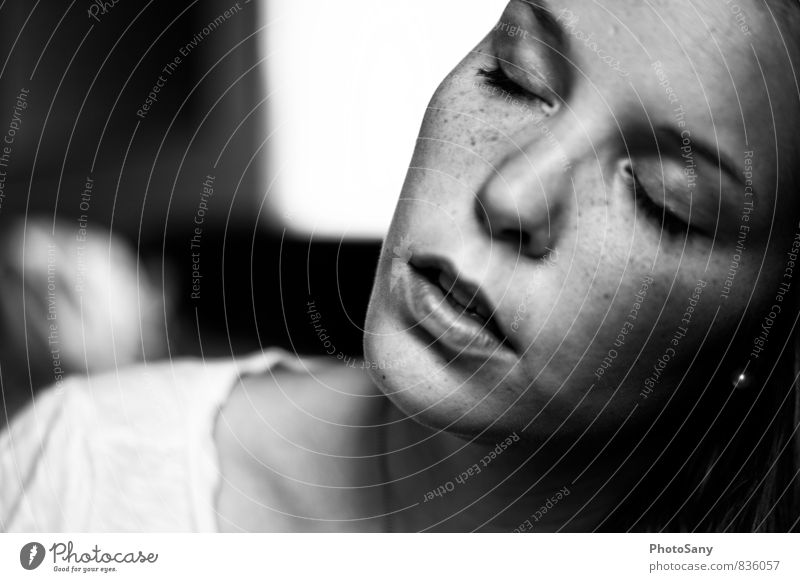 innehalten. Mensch feminin Nase Mund 1 authentisch grau schwarz silber weiß Schwarzweißfoto Innenaufnahme Textfreiraum links Tag Schatten Kontrast
