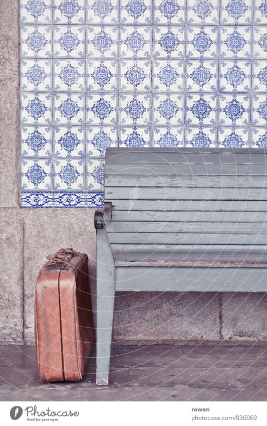 reisen Mauer Wand Fassade Ferien & Urlaub & Reisen Bank Koffer Lederkoffer warten wegfahren Bahnhof altmodisch retro Portugal Farbfoto Außenaufnahme