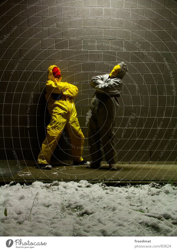 graugelb™ - posers grau-gelb Anzug Gummi Kunst dumm sinnlos ungefährlich verrückt lustig Freude Körperhaltung Nacht Winter Wand Kunsthandwerk froodmat Maske