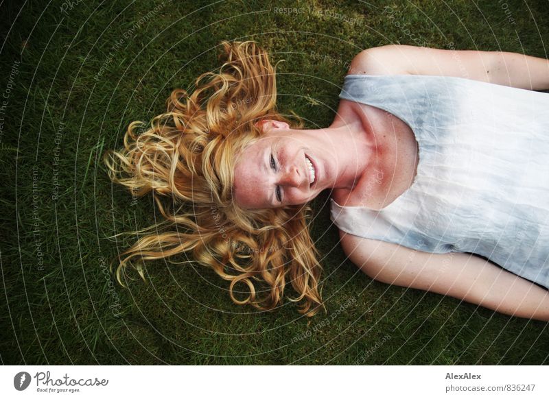 Meerjungfrau mit güldenem Haar Junge Frau Jugendliche Haare & Frisuren Sommersprossen 30-45 Jahre Erwachsene Gras Moos Garten Kleid blond langhaarig Lächeln