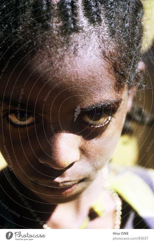Augenblick Misstrauen bedächtig Mädchen Kind Afrika schwarz Zopf geflochten Äthiopien Blick Frau Glubschauge Gesicht Hautfarbe fixieren kulleräugig Junge Frau