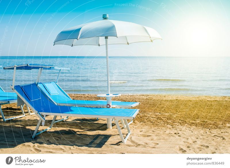 Blaue Sonnenliegen und Sonnenschirme am Strand Reichtum schön Erholung Freizeit & Hobby Ferien & Urlaub & Reisen Tourismus Sommer Meer Insel Stuhl Natur