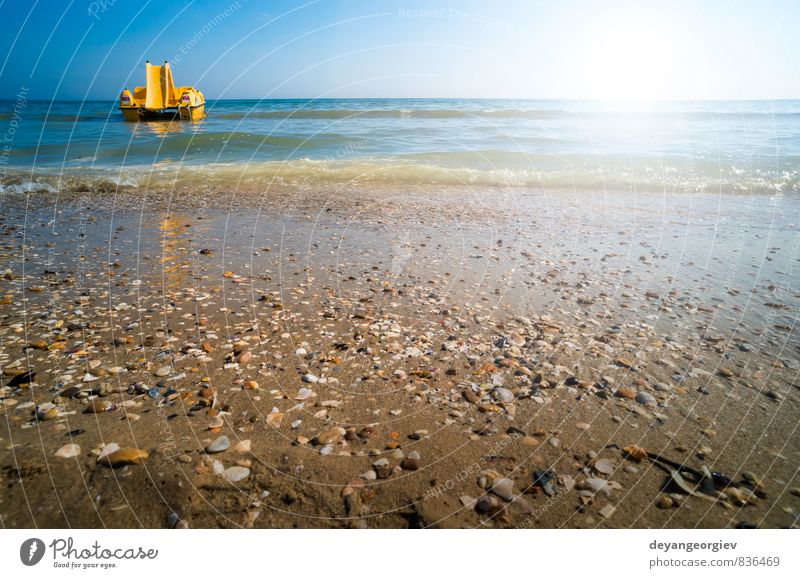 Gelbes Rettungsboot am Strand sparen schön Leben Erholung Ferien & Urlaub & Reisen Sommer Sonne Meer Natur Landschaft Sand Himmel Küste Wasserfahrzeug blau weiß