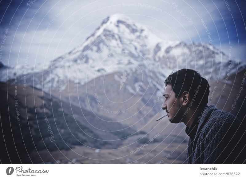 Berg Mensch Junger Mann Jugendliche 1 Jugendkultur Himmel Eis Frost Schnee Rauchen blau Traurigkeit Berge u. Gebirge Abend Porträt Profil