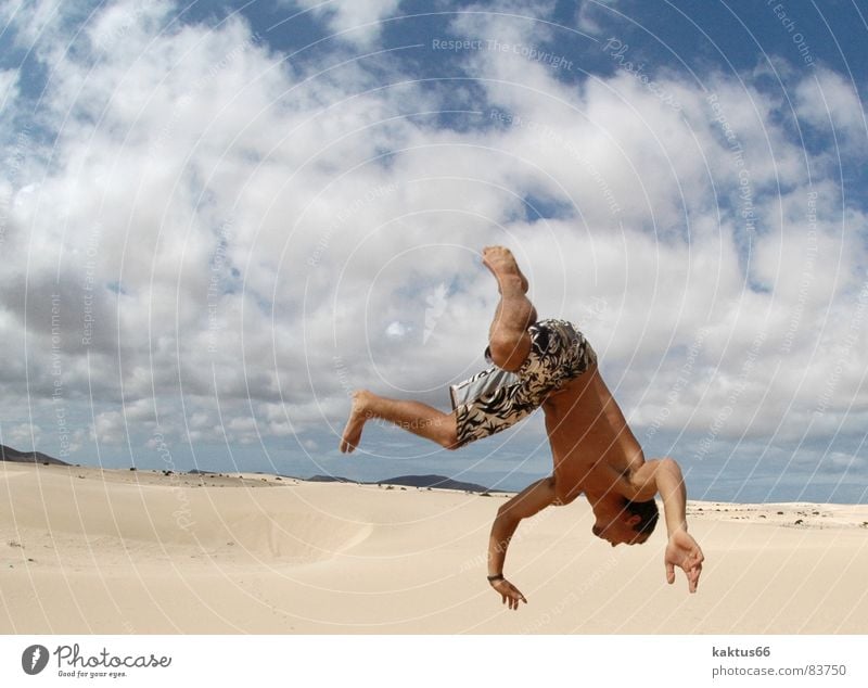 Time to fly - die Zweite.... Schwerkraft Sprunggelenk hoch Salto ungeheuerlich Akrobatik Sprungkraft fantastisch aufsteigen Anziehungskraft springen hüpfen Meer
