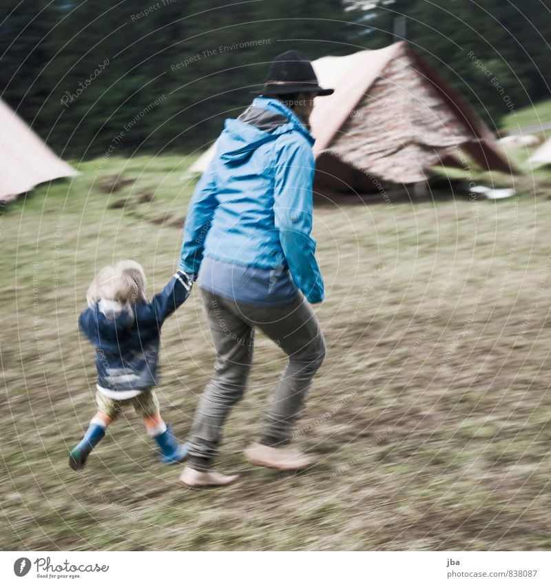 rennen Camping Sommer Zeltlager Lagerplatz Kind Mensch feminin Kleinkind 2 1-3 Jahre 18-30 Jahre Jugendliche Erwachsene Erde schlechtes Wetter Gras Feld