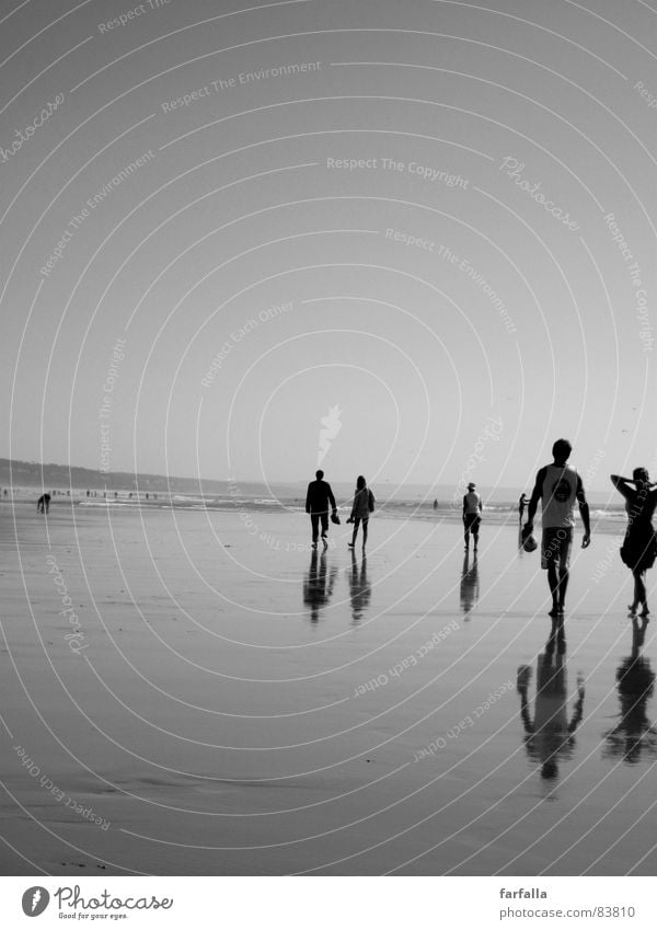 Walking Barfuß Unendlichkeit Spaziergang Strand Mensch Reflexion & Spiegelung Portugal Meer gehen Himmel Sommer Ferne Freiheit Ferien & Urlaub & Reisen
