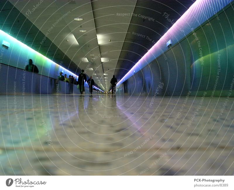 tunnel Tunnel Lichttunnel Rolltreppe Spektralfarbe Gangway Fototechnik Flughafen Farbe