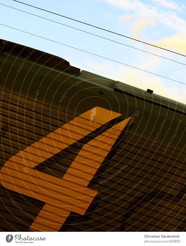 Die Fantastische 4 Eisenbahn braun gelb Ziffern & Zahlen Streifen fantastisch Schnellzug Bahnfahren Lokomotive Industrie fanta4 Metallüberzug Himmel D-Zug