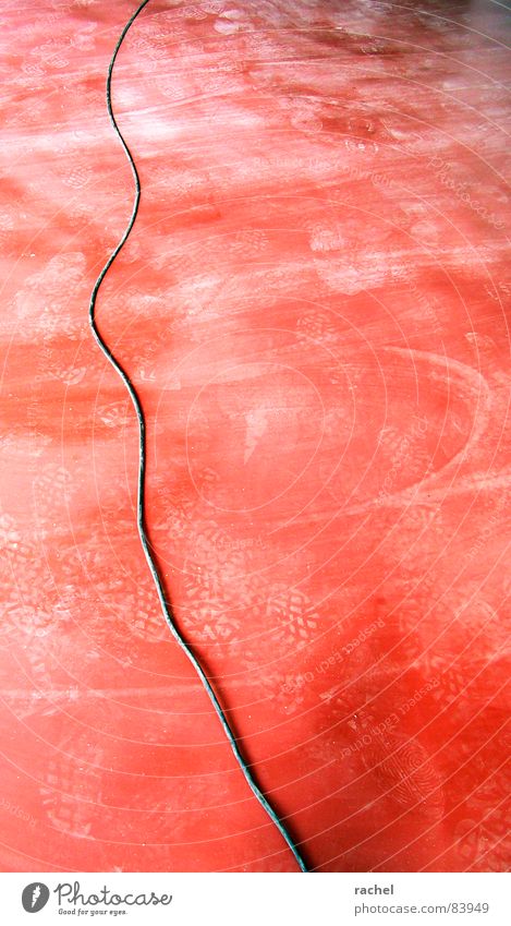 Baustellenästhetik Elektrizität Schnur Silhouette Wellen Linie rot Reinigen Umbauen Energiewirtschaft Saustall Modernisierung Strukturen & Formen Altbau retro