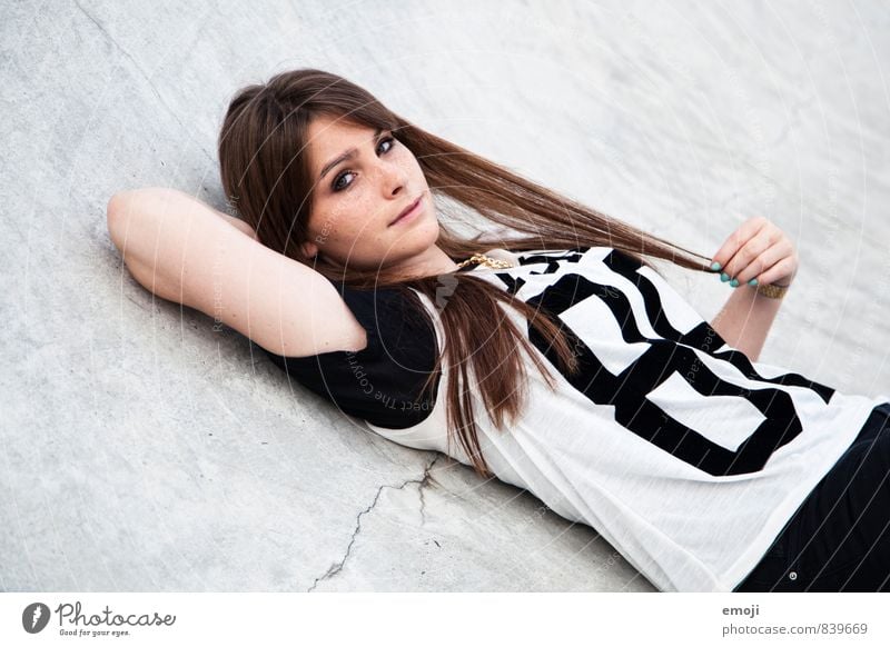 8 feminin Junge Frau Jugendliche 1 Mensch 18-30 Jahre Erwachsene Mode brünett langhaarig trendy schön grau Farbfoto Gedeckte Farben Außenaufnahme