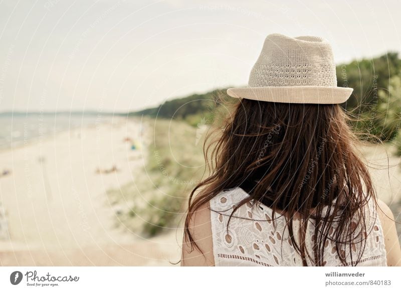 Mädchen von hinten mit Hut vor Strandpanorama Wellness harmonisch Wohlgefühl Schwimmen & Baden Ferien & Urlaub & Reisen Tourismus Ausflug Freiheit Sommer