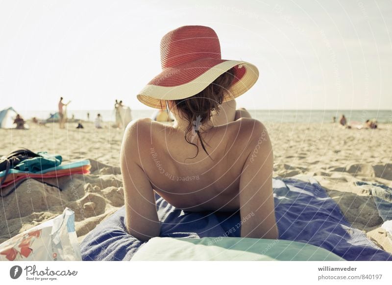 Mädchen mit Hut von hinten am Strand Wellness harmonisch Wohlgefühl Zufriedenheit Ferien & Urlaub & Reisen Tourismus Ausflug Sommer Sommerurlaub Sonne Sonnenbad