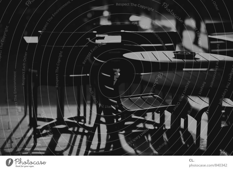 ruhe in der stadt Stuhl Aschenbecher Tisch sitzen trist ruhig Café Restaurant Menschenleer Geschäftszeiten geschlossen Schwarzweißfoto Außenaufnahme Tag Licht