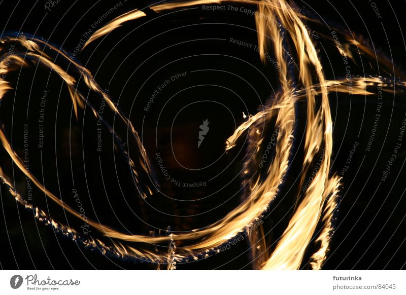 Feuertänzerin Manipulation Neolithikum Affekt Geschwindigkeit Kreis Achterbahn Licht Charakter Artist Zirkus Stress Nacht Jongleur Panik Trauer Verzweiflung Wut