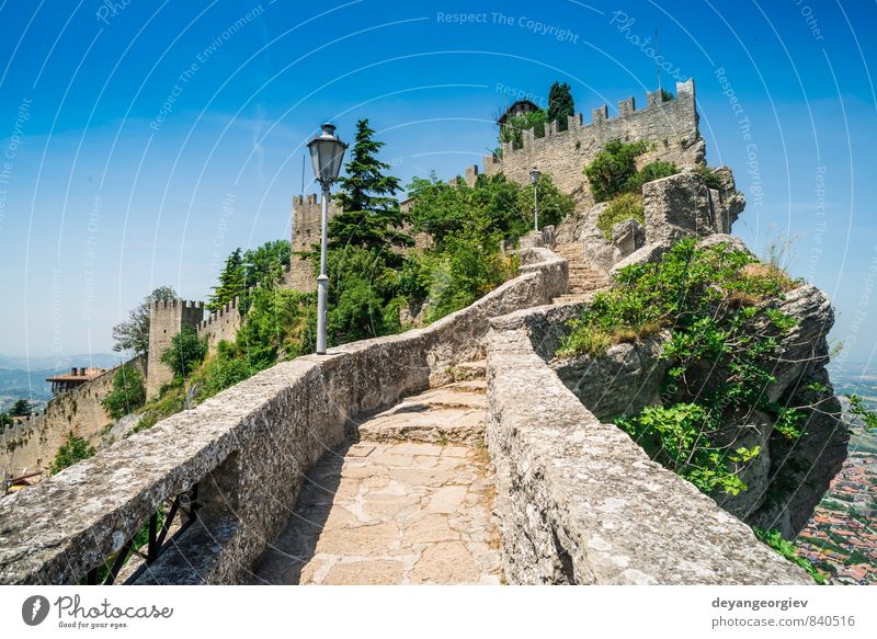 Schloss San Marino. Sommerzeit Ferien & Urlaub & Reisen Berge u. Gebirge Landschaft Himmel Baum Hügel Felsen Kleinstadt Burg oder Schloss Gebäude Architektur
