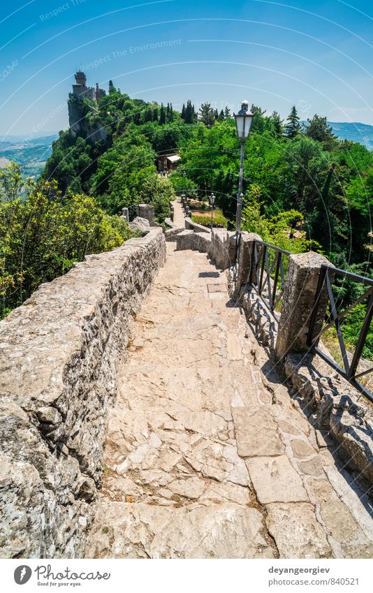 Schloss San Marino. Sommerzeit Ferien & Urlaub & Reisen Berge u. Gebirge Landschaft Himmel Baum Hügel Felsen Kleinstadt Burg oder Schloss Gebäude Architektur