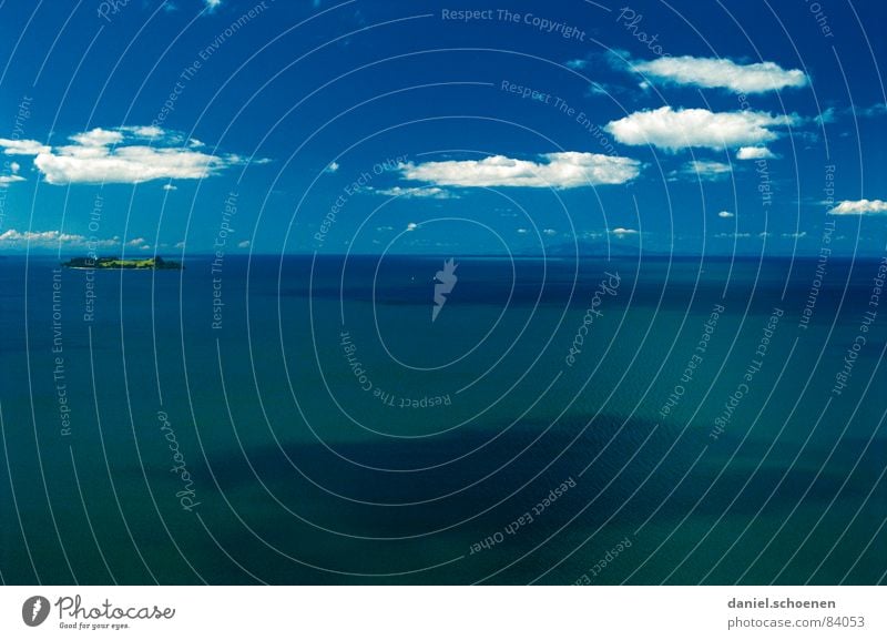 die Insel ( ganz links !! ) Meer Horizont Ferien & Urlaub & Reisen Fernweh Aussicht grün zyan träumen Sehnsucht Neuseeland Segeln Wasserfahrzeug Wellen