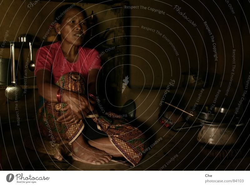 Das Leben ist kein Zuckerschlecken Feuerstelle sprechen Lehmhütte Nepal hart dunkel Frau Hausfrau Mutter Großmutter stark Dorf Geschirr urig gemütlich