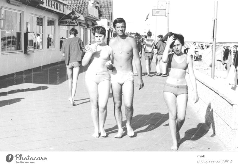 strand Sechziger Jahre Strand Sylt Bikini Langeweile retro Meer Ferien & Urlaub & Reisen Frau Mann Badehose Menschengruppe Schwarzweißfoto Wasser Eis