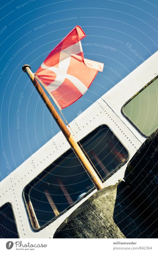 Flagge von Dänemark vor einem Boot Ferien & Urlaub & Reisen Tourismus Ausflug Freiheit Städtereise Sommer Sommerurlaub Sonne Fischerboot Fahne Glück Farbfoto