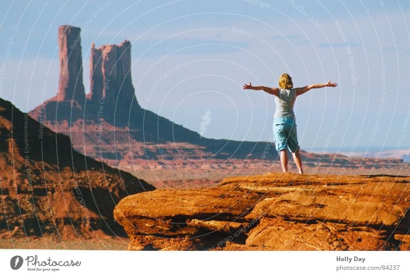 FREIHEIT Klippe Frau rot ausgestreckt Felsvorsprung Kulisse Sommer USA Wüste Erhebung überschwenglich ausgebreitete Arme Freiheit Monument Valley Felsen Freude