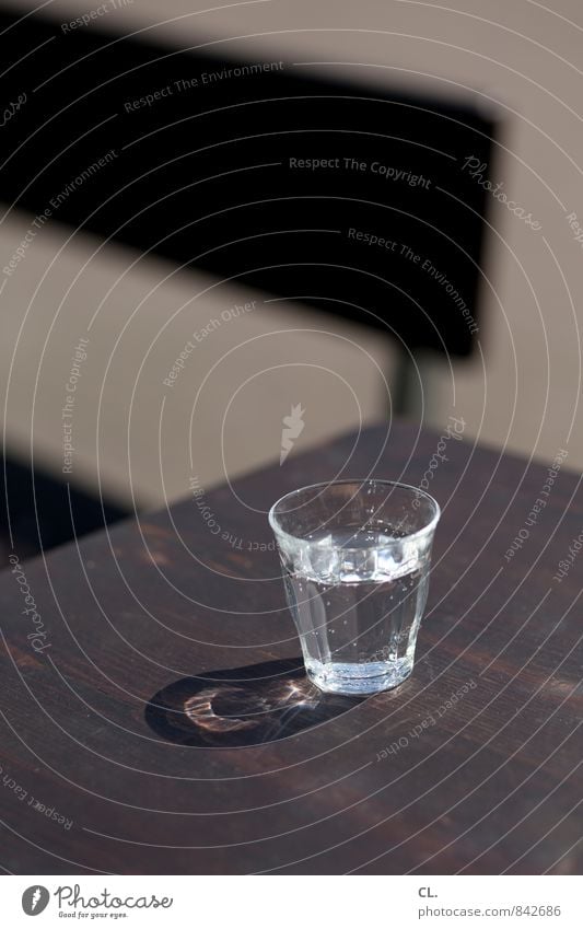 kaltes klares wasser Getränk trinken Erfrischungsgetränk Trinkwasser Glas Gesundheit Gesunde Ernährung Leben Häusliches Leben Stuhl Tisch Erholung