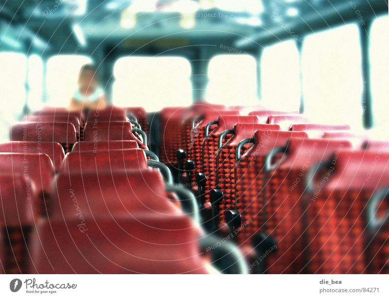 Platz im Bus fest Unschärfe Sitzreihe rot Licht Freiraum Rücksitz Lichteinfall Sitzgelegenheit Verkehr Platzkarte Mensch