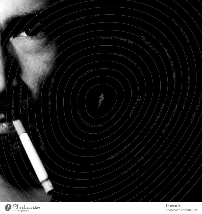 Smoking still kills Tabakwaren Lungenerkrankung Porträt schwarz Zigarette Licht Krebs Mann Gesicht Schwarzweißfoto Zigarettenstummel Filterzigarette