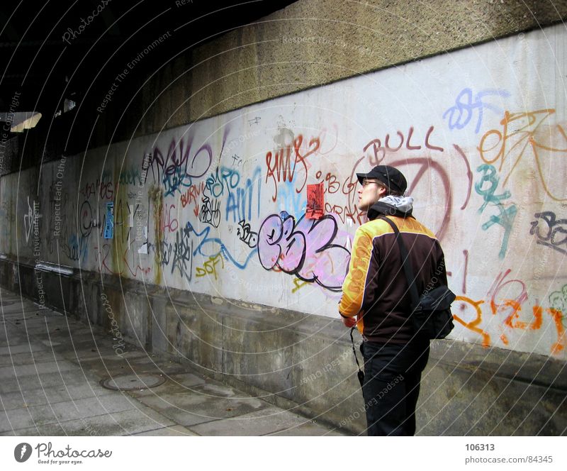 IN THE STREETS Kerl Mütze Stadt Straßenkunst Dresden Mauer Licht Baseballmütze Stadtteil Stadtbewohner Tunnel Mann Graffiti Mensch Unterführung Typ Schmiererei