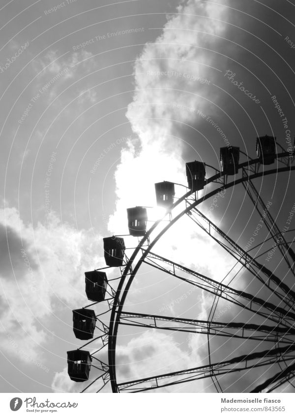 Riesenrad im Gegenlicht Freizeit & Hobby Jahrmarkt Wolken Gewitterwolken Sonnenlicht Sommer bedrohlich dunkel groß hoch oben grau schwarz weiß Lebensfreude
