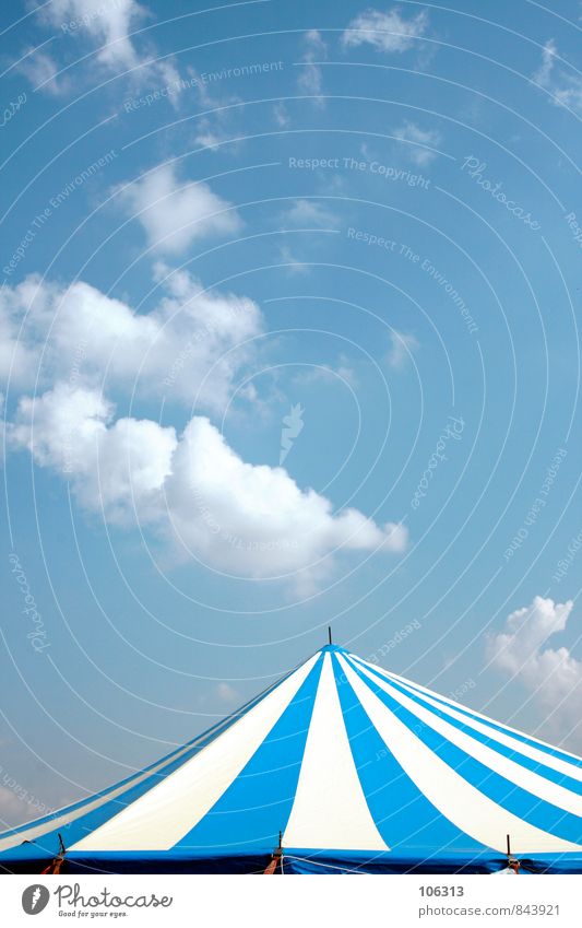 /|\ Menschenleer Haus Dach kalt Zelt Zeltplane Zeltlager Zelteingang Festspiele Musikfestival Veranstaltung Kultur himmelblau Himmel Wolkenloser Himmel