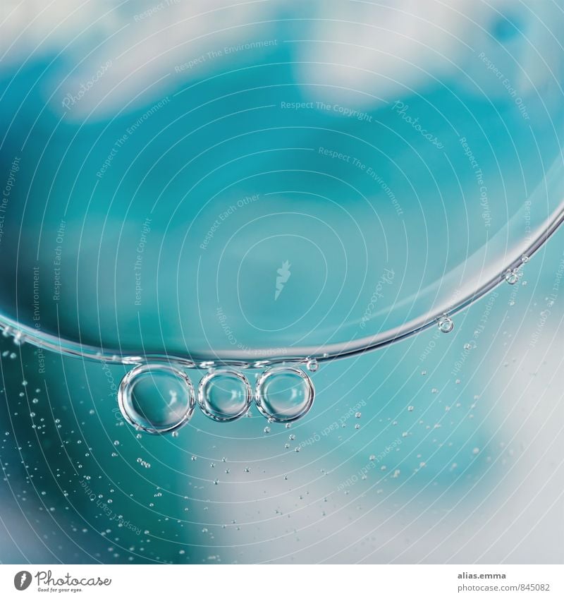 °°° Wasser Flüssigkeit liquide Blase blau Wassertropfen Tropfen rund Hintergrundbild Wellen nass Luftblase Mineralwasser sprudelnd prickeln Linie 3 Kreis Regen