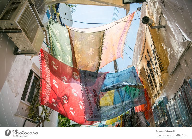 Bunte Tücher Lifestyle kaufen Sommer Luft Griechenland Gasse Mauer Wand Fassade Fenster Mode Bekleidung Tuch Seide Batik Sari Muster Accessoire Ornament