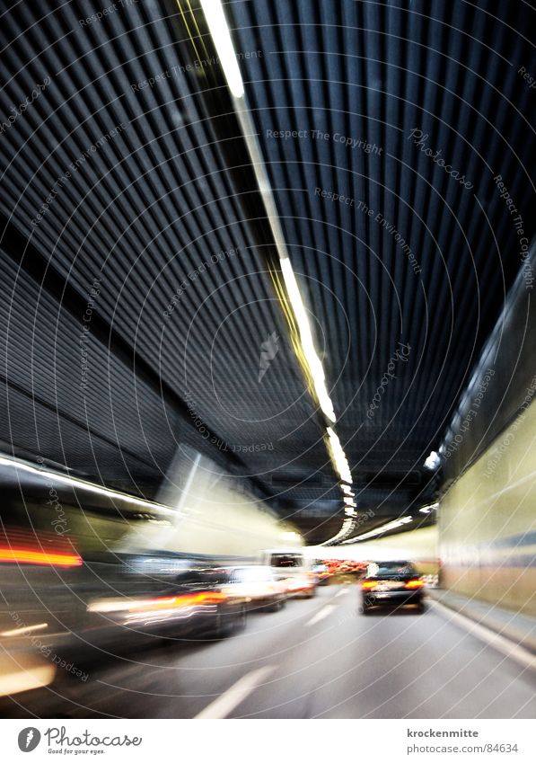 Auf der Jagd nach der verlorenen Zeit Vollgas Eile Tunnel Autobahn Schweiz fahren Rücklicht Fahrzeug überholen Mittelstreifen Verkehr Pendler Autofahrer