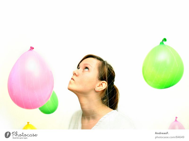 Wunderwelt I Luftballon mehrfarbig weiß Frau Porträt staunen blasen erstaunt Spielen Rauschmittel verrückt Zopf rein Alkoholisiert Blick Schutzengel träumen