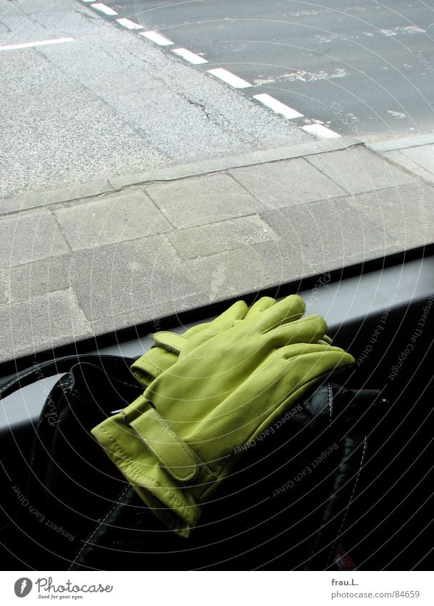 im Bus fahren Handschuhe Handtasche Fenster grün Asphalt Verkehr Bekleidung Verkehrswege öffentliche Verkehsmittel Straße Ausflug