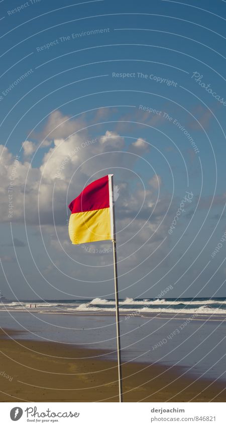 Sandstrand, Wellen, blauer Himmel, Wolken und eine Rot Gelbe Flagge, / Halt, nur bis hier Badegebiet Gesundheit sportlich Schwimmen & Baden Freizeit & Hobby
