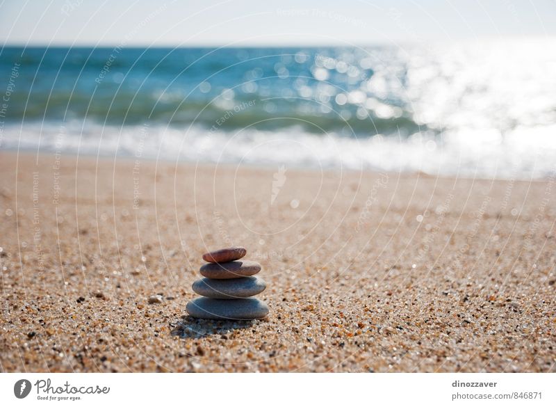 Stapel von Steinen Wellness harmonisch Erholung Meditation Spa Sommer Strand Meer Natur Himmel Horizont Felsen Küste natürlich blau schwarz weiß Farbe Ordnung