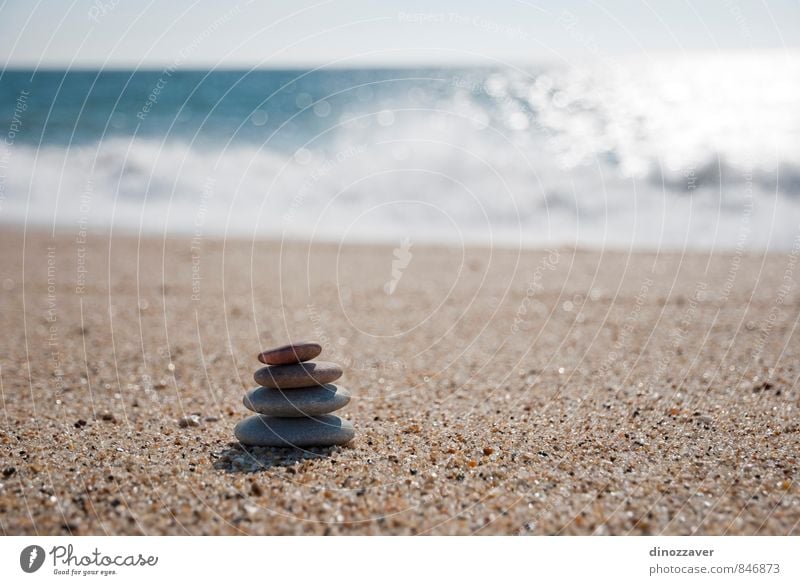 Steine am Strand Wellness harmonisch Erholung Meditation Spa Sommer Meer Natur Himmel Horizont Felsen Küste natürlich blau schwarz weiß Farbe Ordnung Zen